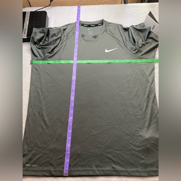 Nike SWIM DRI-FIT Men's M Short Sleeve Shirt Gray NWT $42 UPF 40+ - Picture 6 of 7